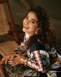 keerthi-suresh-in-fluorescent-color-dress-style-photos-002