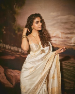 keerthi-suresh-in-golden-saree-with-blouse-styling-ideas-photos-001