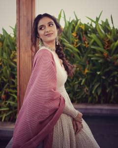 keerthi-suresh-in-jayan-dress-from-the-rise-photos-001