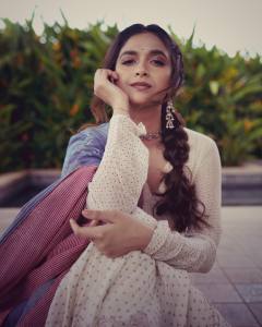 keerthi-suresh-in-jayan-dress-from-the-rise-photos-004