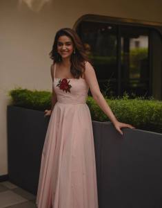 keerthi-suresh-in-light-pink-midi-with-slim-strap-dress-photo-002
