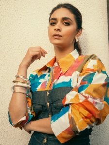 keerthi-suresh-in-multi-colour-dress-style-ideas-photos-001
