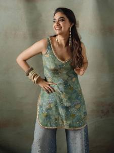 keerthi-suresh-latest-promotion-dress-style-photos-016