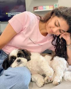 keerthi-suresh-with-her-dog-001