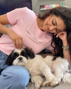 keerthi-suresh-with-her-dog-002
