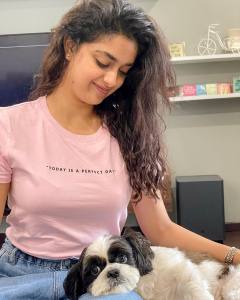 keerthi-suresh-with-her-dog