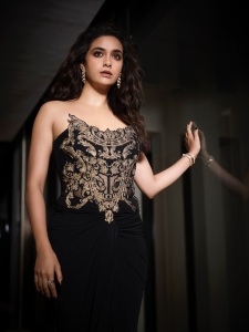 keerthy-suresh-in-black-off-shoulder-gown-photos