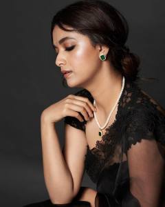keerthy-suresh-in-black-saree-photos-010