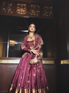 keerthy-suresh-in-fusion-of-kanchipuram-silk-and-kaashumaala-combo-like-tamil-and-kerala-tradition-look-combo-ideas-photos-001