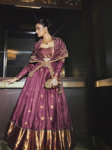 keerthy-suresh-in-fusion-of-kanchipuram-silk-and-kaashumaala-combo-like-tamil-and-kerala-tradition-look-combo-ideas-photos-003