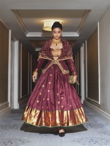 keerthy-suresh-in-fusion-of-kanchipuram-silk-and-kaashumaala-combo-like-tamil-and-kerala-tradition-look-combo-ideas-photos-008
