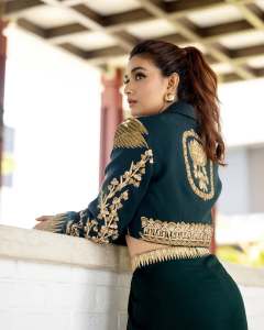 keerthy-suresh-in-green-Paan-Petha-Cropped-Blazer-Set-003