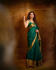 keerthy-suresh-in-green-saree-akka-movie-promotion-look-images-001