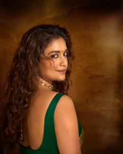 keerthy-suresh-in-green-saree-akka-movie-promotion-look-images-002