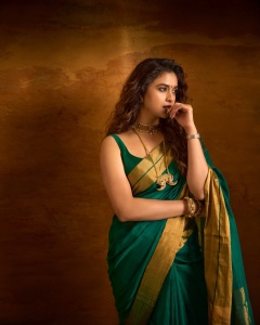 keerthy-suresh-in-green-saree-akka-movie-promotion-look-images-005