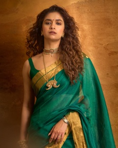 keerthy-suresh-in-green-saree-akka-movie-promotion-look-images