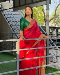 keerthy-suresh-in-pink-saree-with-green-blouse-combination-photos-003