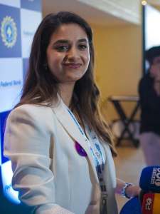 keerthy-suresh-in-white-coat-and-pants-office-style-outfit-ideas-photos-006