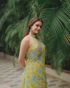 keerthy-suresh-in-yellow-saree-photos-latest-001