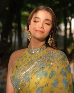 keerthy-suresh-in-yellow-saree-photos-latest-002
