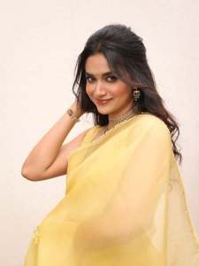 keerthy-suresh-in-yellow-saree-with-makeup-look-photos-009