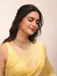 keerthy-suresh-in-yellow-saree-with-makeup-look-photos-011