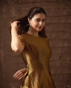 keerthy-suresh-latest-photos-in-movie-promotion-017