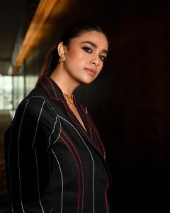 keerthy-suresh-new-photos-in-Rover-Denim-Topstitching-Blazer-With-Trousers-001