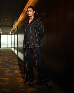 keerthy-suresh-new-photos-in-Rover-Denim-Topstitching-Blazer-With-Trousers-002