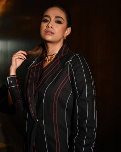 keerthy-suresh-new-photos-in-Rover-Denim-Topstitching-Blazer-With-Trousers-004