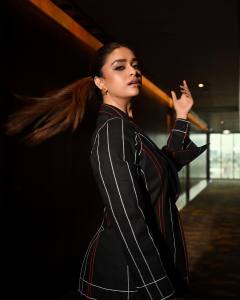 keerthy-suresh-new-photos-in-Rover-Denim-Topstitching-Blazer-With-Trousers