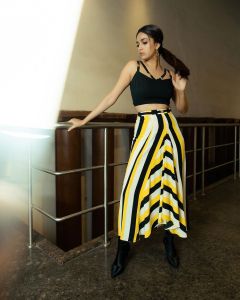 keerthy-suresh-new-photos-in-black-colour-top-with-yellow-line-skirt-002