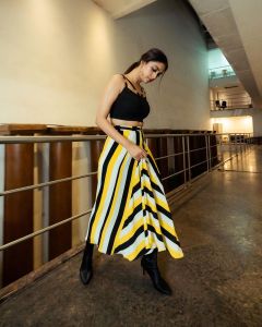 keerthy-suresh-new-photos-in-black-colour-top-with-yellow-line-skirt-005