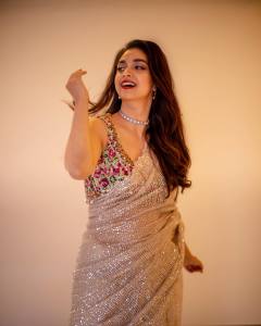 keerthy-suresh-new-photos-in-golden-saree-hd-002