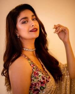 keerthy-suresh-new-photos-in-golden-saree-hd-003
