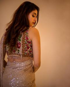 keerthy-suresh-new-photos-in-golden-saree-hd-004