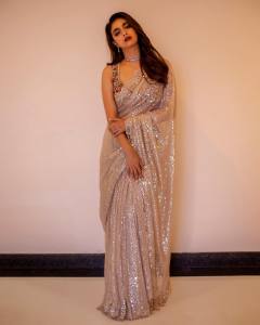 keerthy-suresh-new-photos-in-golden-saree-hd-005