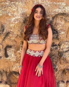 keerthy-suresh-new-photos-in-red-Lehenga-and-design-blouse-001