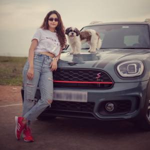 keerthy-suresh-with-her-pet-new-002