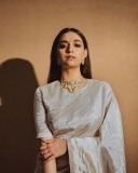 Keerthy-Suresh-in-Bright-light-metallic-linen-saree-from-kaas-collection-002