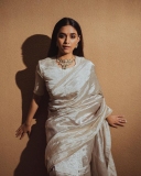 Keerthy-Suresh-in-Bright-light-metallic-linen-saree-from-kaas-collection-005