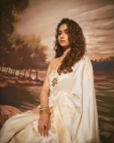 keerthi-suresh-in-golden-saree-with-blouse-styling-ideas-photos-003