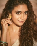keerthi-suresh-in-golden-saree-with-blouse-styling-ideas-photos-004