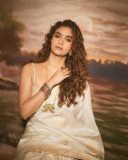 keerthi-suresh-in-golden-saree-with-blouse-styling-ideas-photos-005