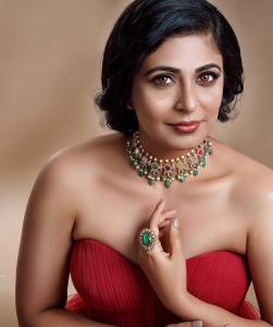 leona-lishoy-in-red-gown-photos-003