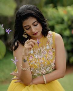 leona-lishoy-in-yellow-gown-photos-001