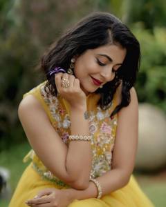leona-lishoy-in-yellow-gown-photos