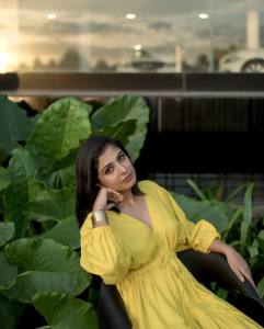 leona-lishoy-in-yellow-outfit-001