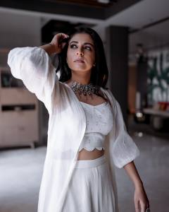 leona-lishoy-new-photos-in-white-dress-003
