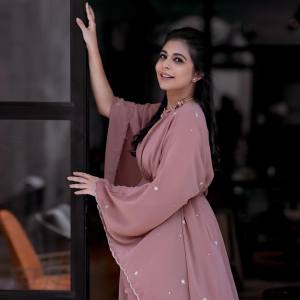 leona-lishoy-wearing-mellow-rose-kaftan-dress-photos-001